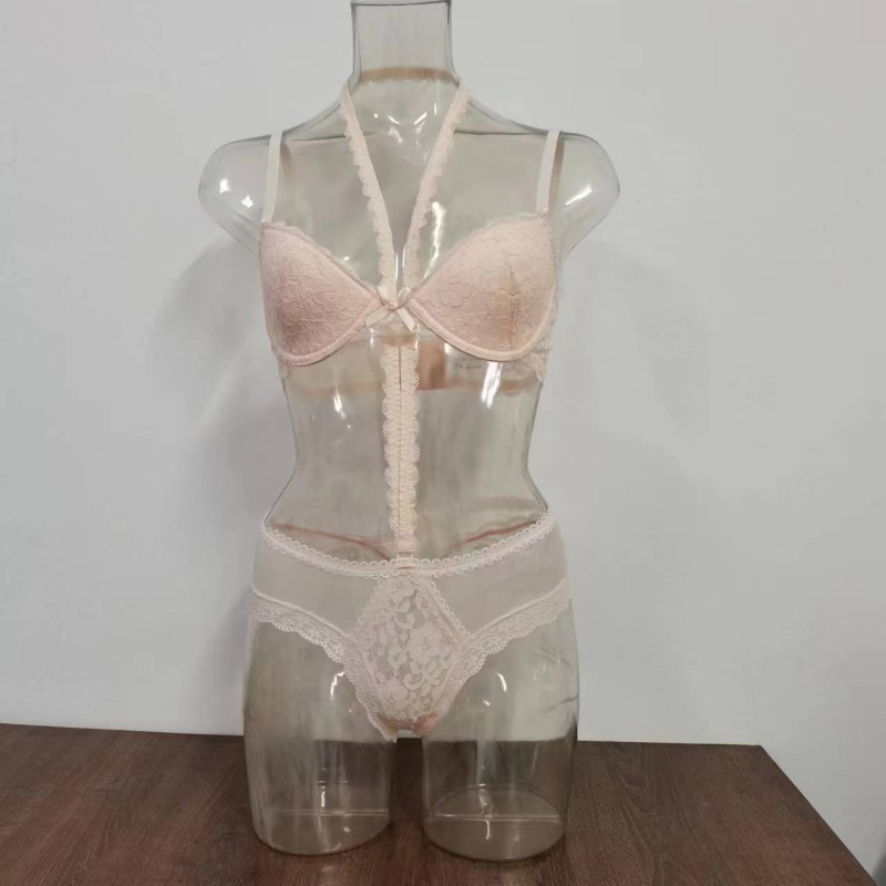 Σετ σουτιέν με halter λαιμό και αποσπώμενες τιράντες | 3/4 κύπελλα, λεπτά διαμορφωμένα | Δαντέλα πάνω σε νάιλον 80–90% | Πίσω κούμπωμα τριών σειρών, ρυθμιζόμενο