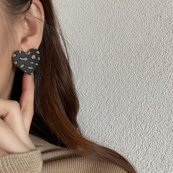 Σκουλαρίκια κορεατικού στυλ με γεωμετρικό σχέδιο καρδιάς για παιδιά, φινίρισμα βαφής με ψήσιμο, μέταλλο