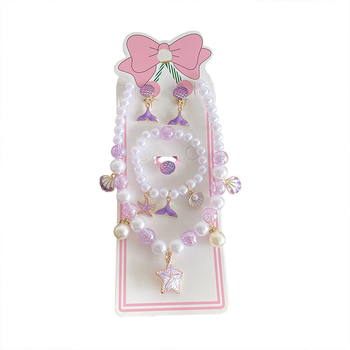 Gyerekeknek tengeri témájú ékszerkészlet: nyaklánc, karkötő, fülbevaló clip és gyűrű csillaghal és kagyló motívummal. Kézzel készített; anyag: műanyag/gyanta; medál anyaga: ötvözet; golyós lánc; többszintű dizájn; hosszabbító 10 cm alatt; Ocean sorozat