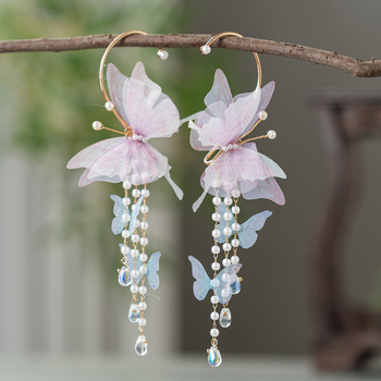 Gyermekeknek készült kínai stílusú pillangóval és bojtokkal díszített fülbevaló, kézzel készült, eredeti dizájn; anyagok: üveg / lazurit; szezon: 2025 tél