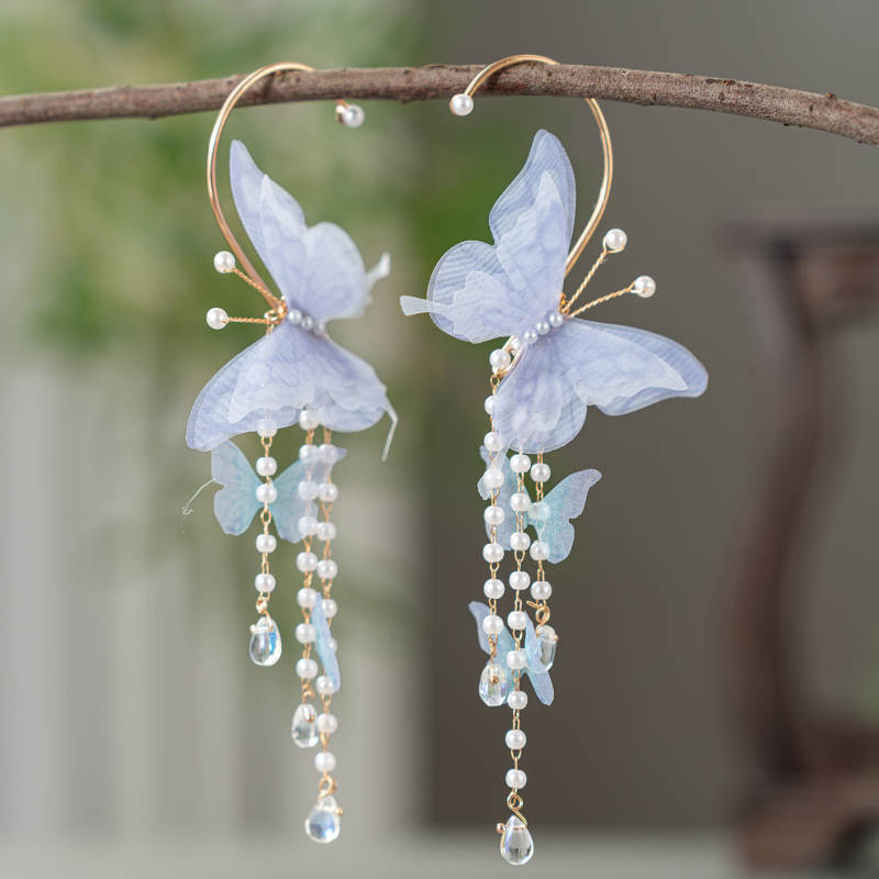Gyermekeknek készült kínai stílusú pillangóval és bojtokkal díszített fülbevaló, kézzel készült, eredeti dizájn; anyagok: üveg / lazurit; szezon: 2025 tél