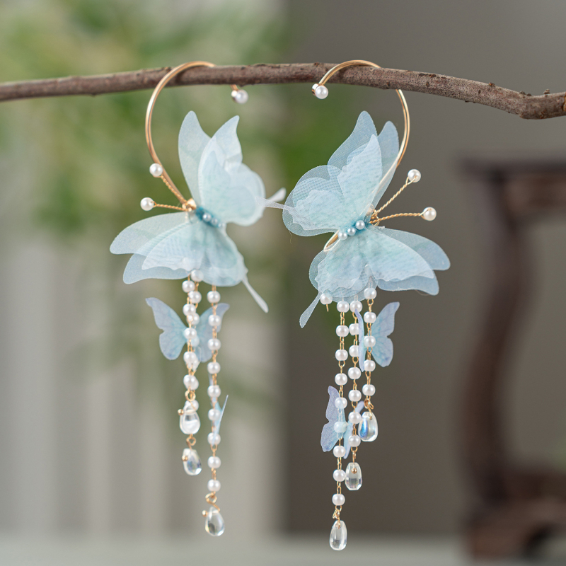Gyermekeknek készült kínai stílusú pillangóval és bojtokkal díszített fülbevaló, kézzel készült, eredeti dizájn; anyagok: üveg / lazurit; szezon: 2025 tél