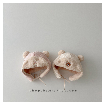 Vunena kapa s flecom za uši, kupolni kroj, topla i otporna na vjetar; za dob 6–12 mjeseci, 1–2 godine i 2–4 godine