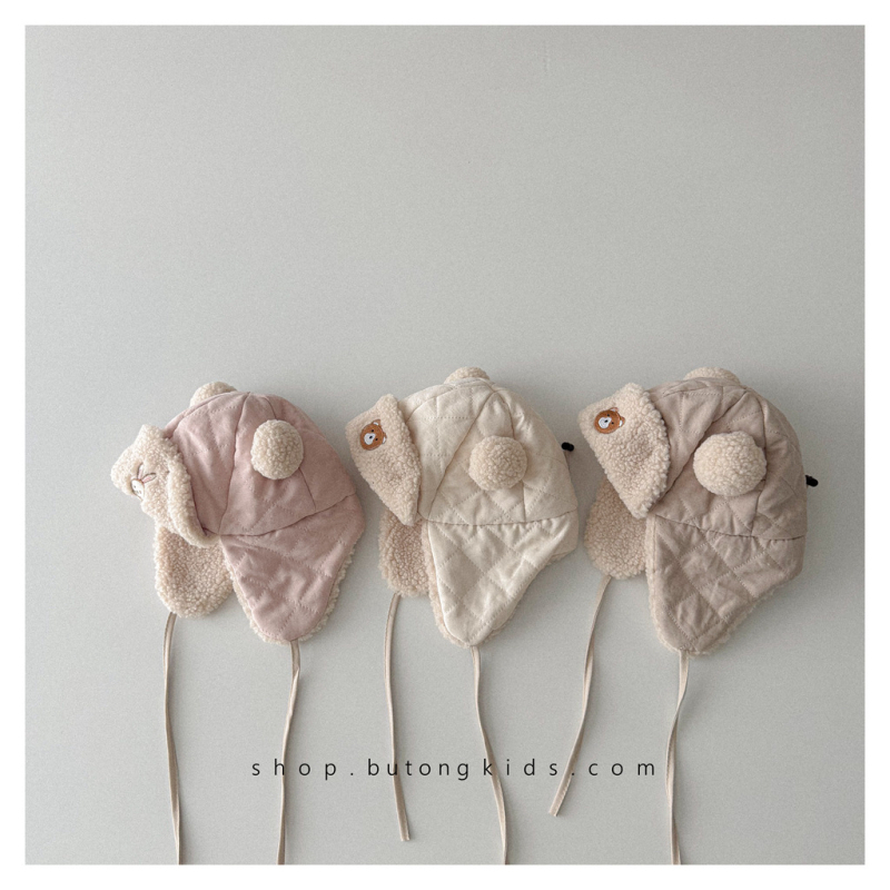 Vunena kapa s flecom za uši, kupolni kroj, topla i otporna na vjetar; za dob 6–12 mjeseci, 1–2 godine i 2–4 godine