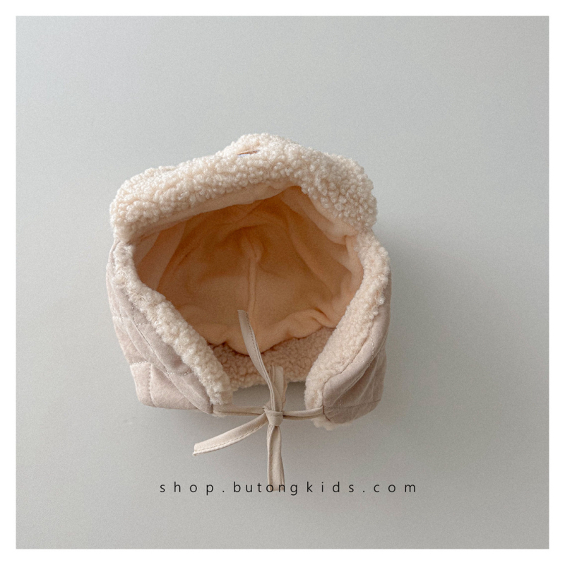 Vunena kapa s flecom za uši, kupolni kroj, topla i otporna na vjetar; za dob 6–12 mjeseci, 1–2 godine i 2–4 godine