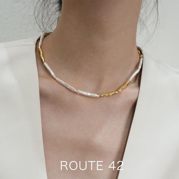 Kaklo vėrinys su pakabuku, barokinė gėlavandenė perla, lydinio grandinė, elegantiškas stilius, elektroplatinė apdaila