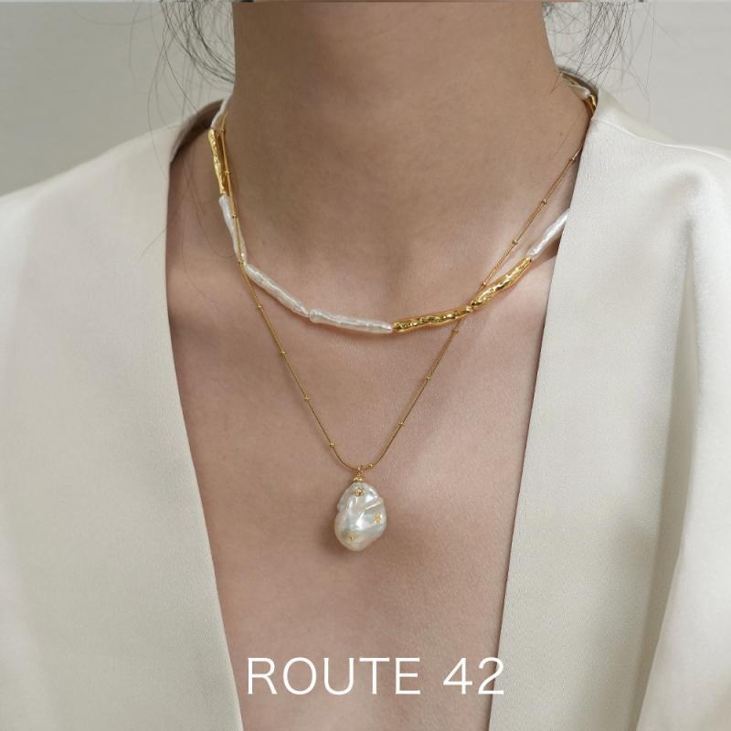 Kaklo vėrinys su pakabuku, barokinė gėlavandenė perla, lydinio grandinė, elegantiškas stilius, elektroplatinė apdaila