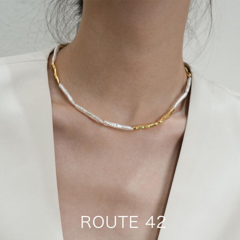 Kaklo vėrinys su pakabuku, barokinė gėlavandenė perla, lydinio grandinė, elegantiškas stilius, elektroplatinė apdaila