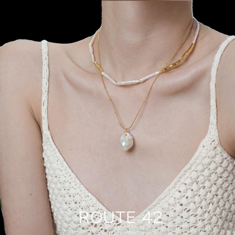 Kaklo vėrinys su pakabuku, barokinė gėlavandenė perla, lydinio grandinė, elegantiškas stilius, elektroplatinė apdaila