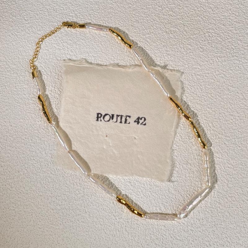 Kaklo vėrinys su pakabuku, barokinė gėlavandenė perla, lydinio grandinė, elegantiškas stilius, elektroplatinė apdaila