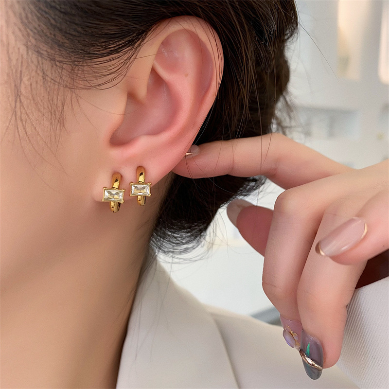 Fülcsipesz fülbevaló – titan‑cső, elektropolírozás, édes hűvös szél stílus, személyes tendencia