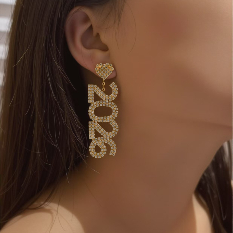 Kristály fülbevalók betű- és számfelirat dizájnnal – Női személyre szabott fülkiegészítő