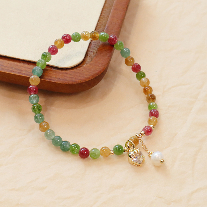 Narukvica s geometrijskim kvarcnim kamenjem, privjeskom od bisera i kalcedonskim naglascima (Materijal: kvarc; Stil: Žene; Dizajn: Geometrijski; Godina listinga: proljeće 2024)