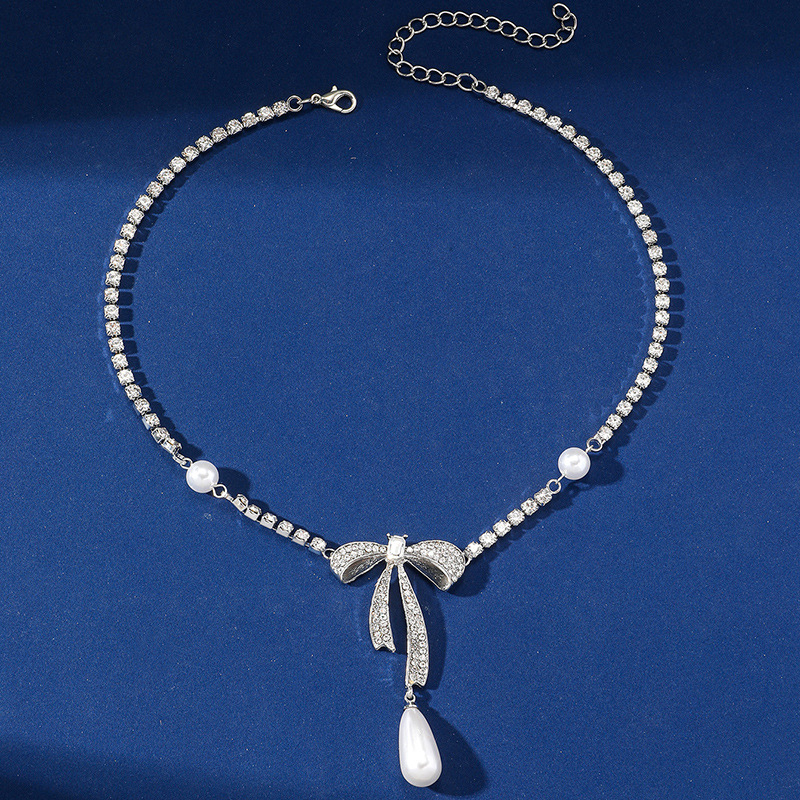 Ogrlica s rhinestones mašnicom i perlom, lanac od legure, dijamantni završetak, set s naušnicama