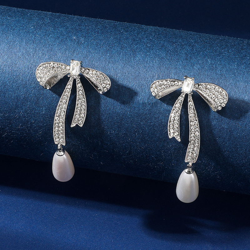 Ogrlica s rhinestones mašnicom i perlom, lanac od legure, dijamantni završetak, set s naušnicama