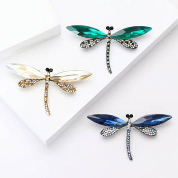 Broš s kristalima u obliku insekta, ženski, svestran stil — legura • Beautiful jewelry • elektroplatiranje • proljeće 2025 • dekoracija
