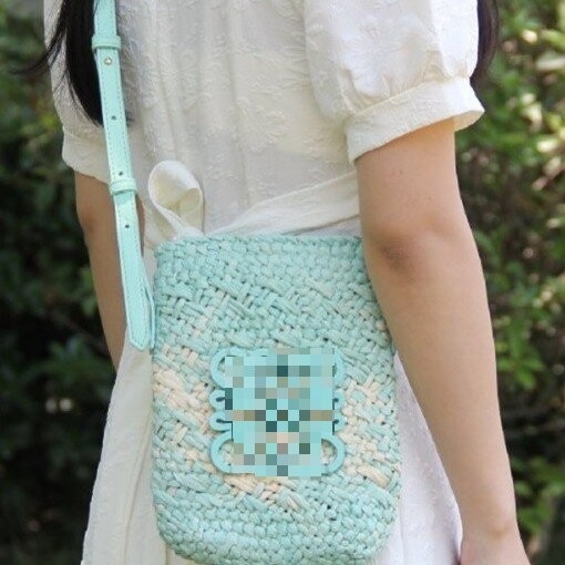 Válltáska papírral szőtt anyagból, városi letisztult stílus, dumpling alakú, nyitott tetejű, belső zseb a mobiltelefon számára