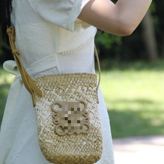 Válltáska papírral szőtt anyagból, városi letisztult stílus, dumpling alakú, nyitott tetejű, belső zseb a mobiltelefon számára