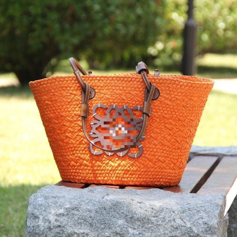 Válltáska papírral szőtt anyagból, városi letisztult stílus, dumpling alakú, nyitott tetejű, belső zseb a mobiltelefon számára