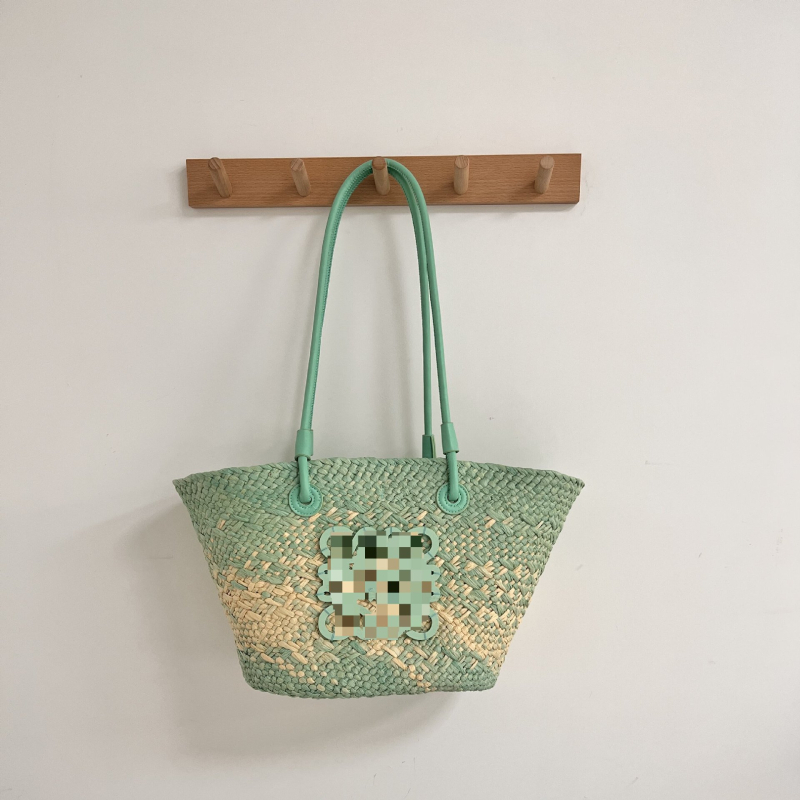 Válltáska papírral szőtt anyagból, városi letisztult stílus, dumpling alakú, nyitott tetejű, belső zseb a mobiltelefon számára