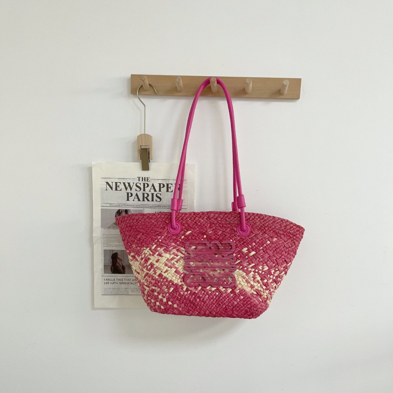 Válltáska papírral szőtt anyagból, városi letisztult stílus, dumpling alakú, nyitott tetejű, belső zseb a mobiltelefon számára