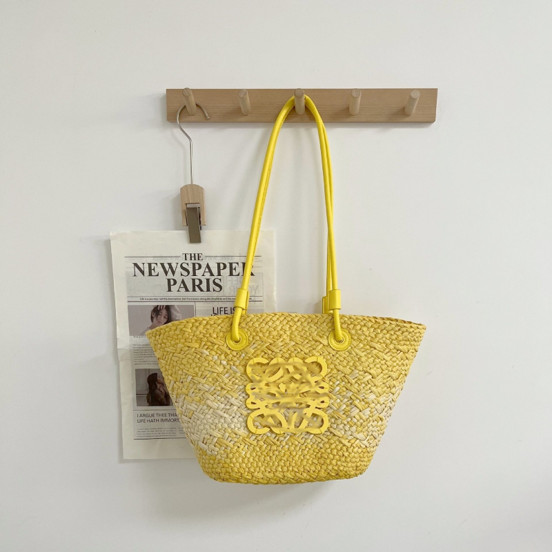 Válltáska papírral szőtt anyagból, városi letisztult stílus, dumpling alakú, nyitott tetejű, belső zseb a mobiltelefon számára