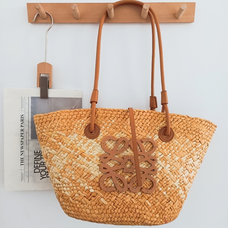 Válltáska papírral szőtt anyagból, városi letisztult stílus, dumpling alakú, nyitott tetejű, belső zseb a mobiltelefon számára