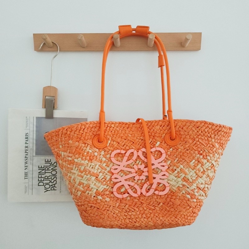 Válltáska papírral szőtt anyagból, városi letisztult stílus, dumpling alakú, nyitott tetejű, belső zseb a mobiltelefon számára