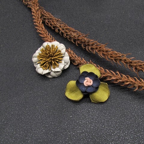 Cvjetna corsage broš, unisex, tkanina, vintage stil, tiskani dizajn