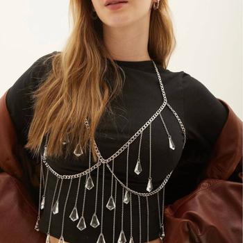 Női kristálytestlánc geometriás dizájnnal, bojtos medállal, beépített kristályokkal, ötvözetbe illesztett mesterséges gemek