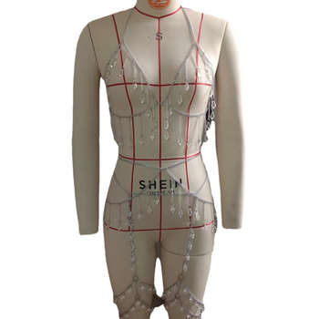 Női kristálytestlánc geometriás dizájnnal, bojtos medállal, beépített kristályokkal, ötvözetbe illesztett mesterséges gemek