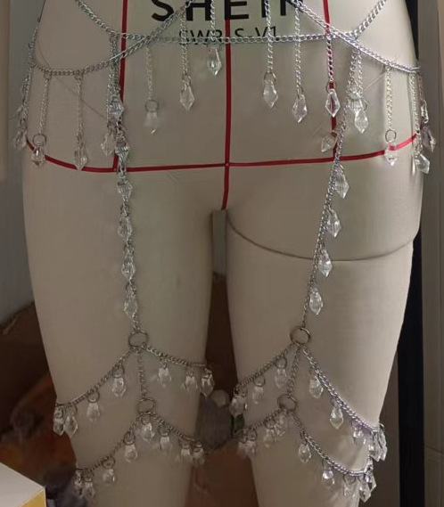 Női kristálytestlánc geometriás dizájnnal, bojtos medállal, beépített kristályokkal, ötvözetbe illesztett mesterséges gemek