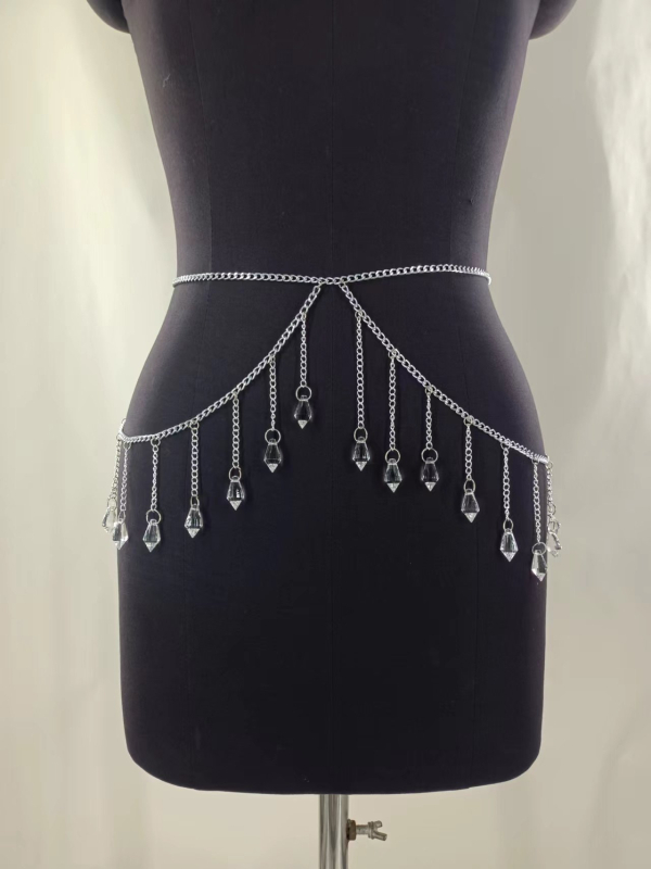 Női kristálytestlánc geometriás dizájnnal, bojtos medállal, beépített kristályokkal, ötvözetbe illesztett mesterséges gemek