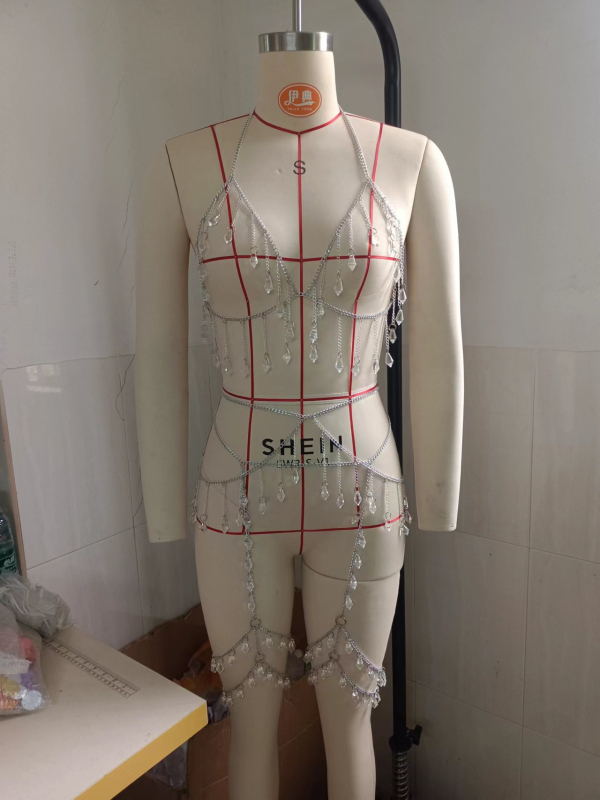 Női kristálytestlánc geometriás dizájnnal, bojtos medállal, beépített kristályokkal, ötvözetbe illesztett mesterséges gemek