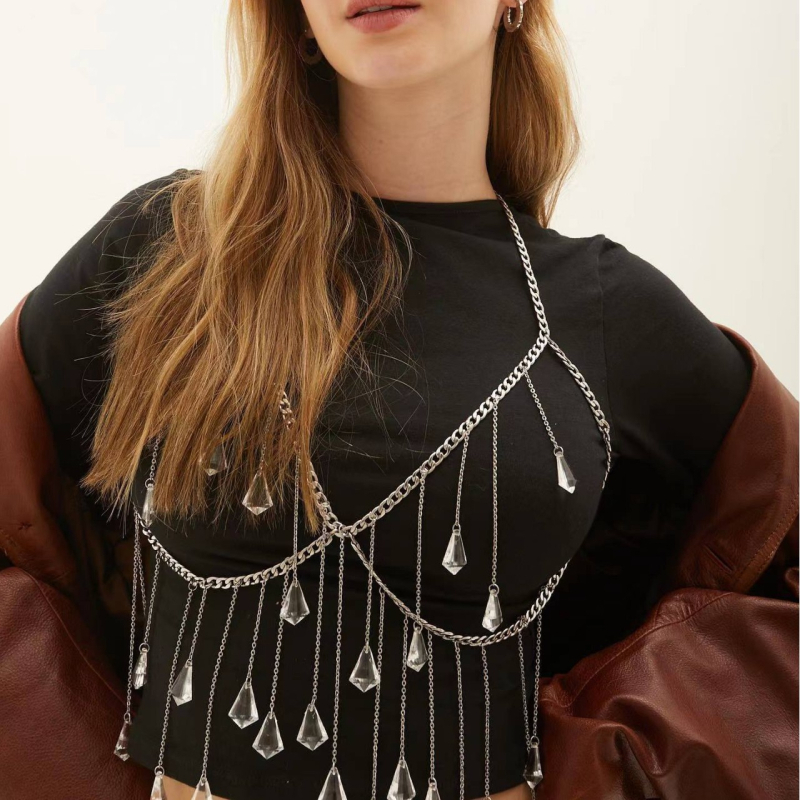 Női kristálytestlánc geometriás dizájnnal, bojtos medállal, beépített kristályokkal, ötvözetbe illesztett mesterséges gemek