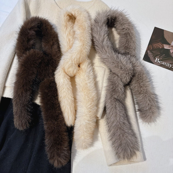 Ženski šal od umjetne lisice s plišastim cvjetnim detaljem (Brand Unique; Materijal: umjetna dlaka/akrilna vlakna; Dostupno: Na skladištu; Sezona: Proljeće; Izdano: Ljeto 2021)