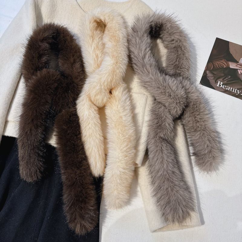 Ženski šal od umjetne lisice s plišastim cvjetnim detaljem (Brand Unique; Materijal: umjetna dlaka/akrilna vlakna; Dostupno: Na skladištu; Sezona: Proljeće; Izdano: Ljeto 2021)