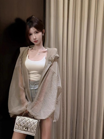 Свободна кройка с качулка, леко яке с дълъг ръкав, полиестер 70–80%, тънък