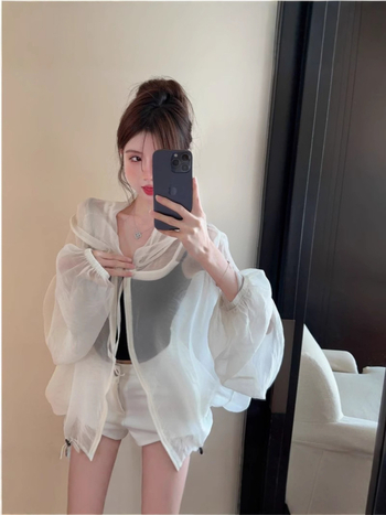 Свободна кройка с качулка, леко яке с дълъг ръкав, полиестер 70–80%, тънък