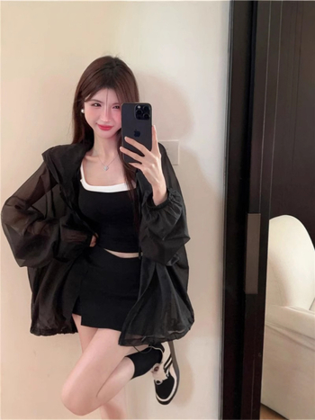 Свободна кройка с качулка, леко яке с дълъг ръкав, полиестер 70–80%, тънък