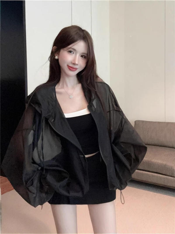 Свободна кройка с качулка, леко яке с дълъг ръкав, полиестер 70–80%, тънък