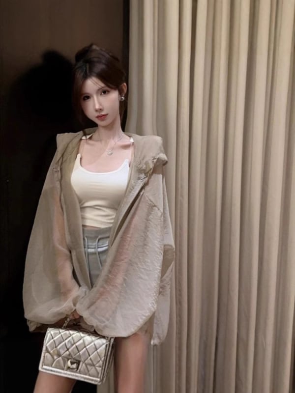 Свободна кройка с качулка, леко яке с дълъг ръкав, полиестер 70–80%, тънък