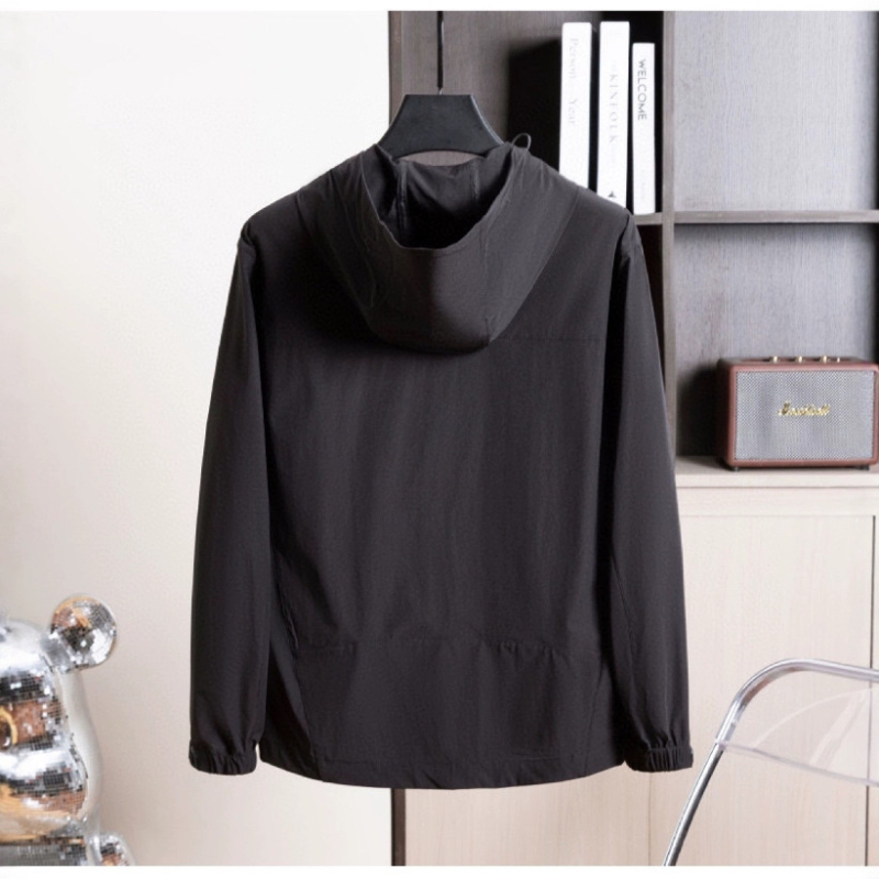 Kapucnis dzseki, UPF50+ napsugárzás elleni védelem, vékony poliészter, cipzáros zsebek, nyár 2025