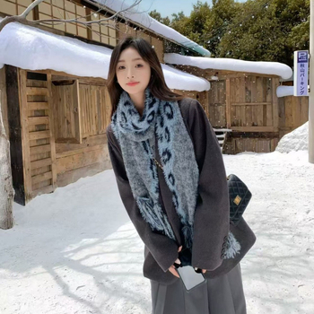 Шал Nothing — плюшен warp-knit шал за зимна топлина