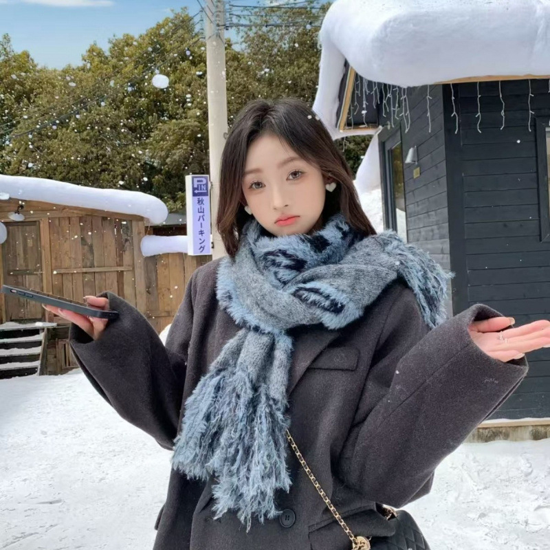 Шал Nothing — плюшен warp-knit шал за зимна топлина