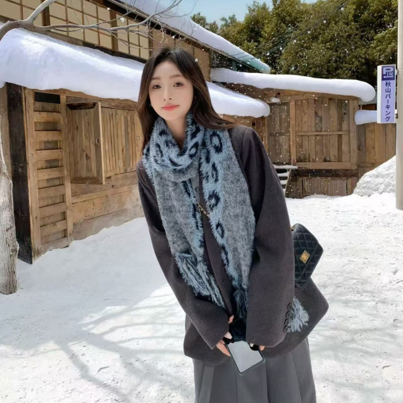 Шал Nothing — плюшен warp-knit шал за зимна топлина