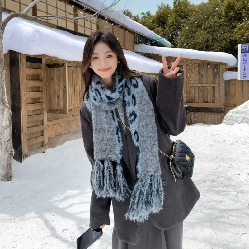 Шал Nothing — плюшен warp-knit шал за зимна топлина