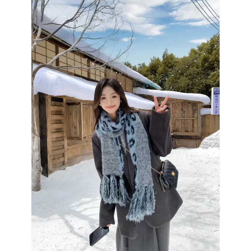 Шал Nothing — плюшен warp-knit шал за зимна топлина