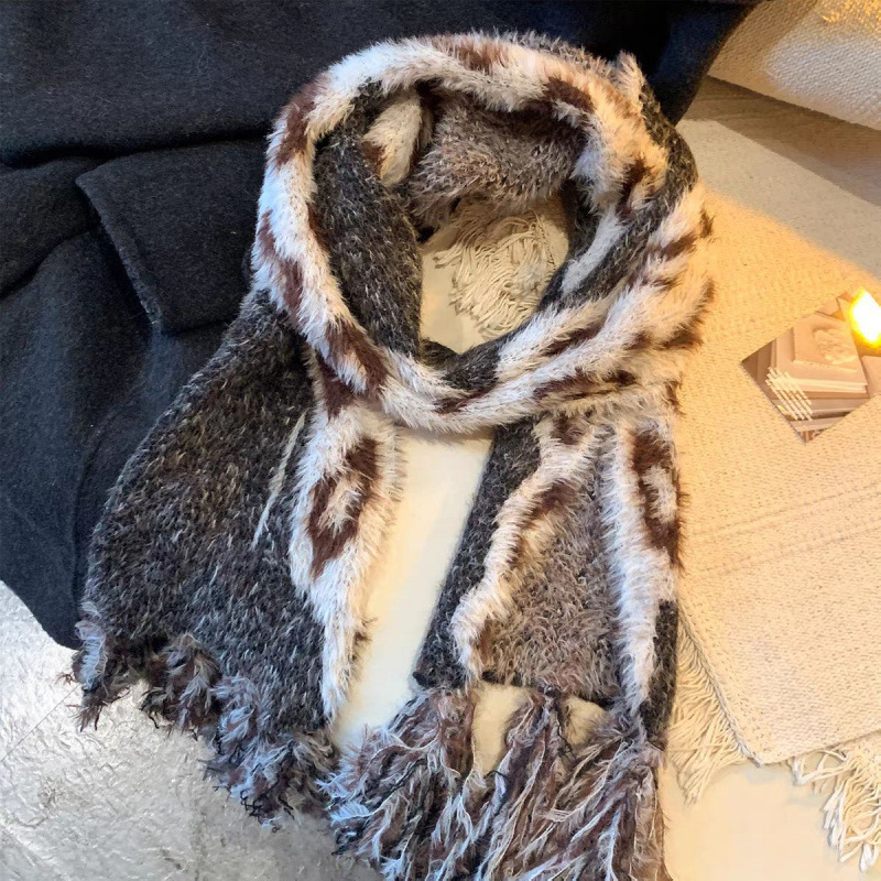 Шал Nothing — плюшен warp-knit шал за зимна топлина