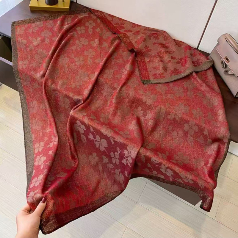 Kvadratni šal s zlatnim nitima i javorovim listom, Jacquard, 100×100 cm, svestran dodatak
